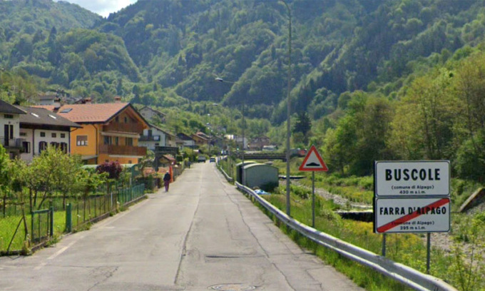Giallo nel Bellunese: anziana ritrovata senza vita all’alba in camicia da notte, in strada a due passi da casa
