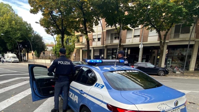 Mamma 32enne spara ai familiari del suo ex, ma sbaglia mira e colpisce al volto un estraneo in scooter e lo sfregia per sempre