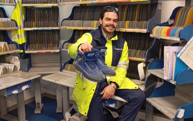 Il pavimento dei parchi giochi dei bambini fatto… con le scarpe dei postini