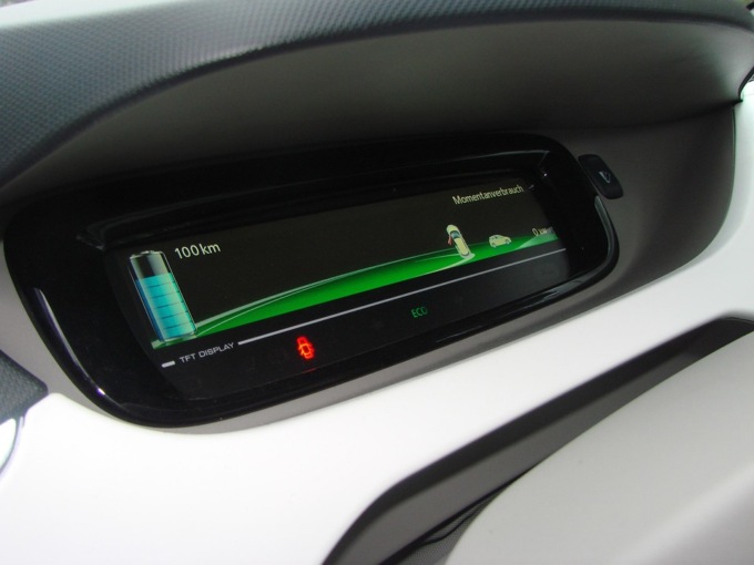 Auto elettrica, a che punto siamo? La crescita rallenta…