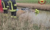 Tir perde una lastra che fa da "trampolino" e fa precipitare dal viadotto un'auto: morto 38enne