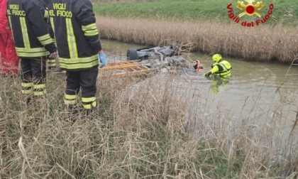 Tir perde una lastra che fa da "trampolino" e fa precipitare dal viadotto un'auto: morto 38enne