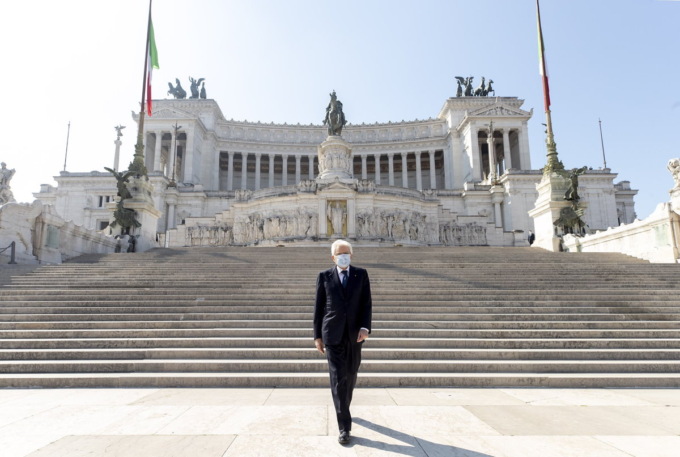 I dieci anni da presidente di Mattarella: ha affrontato 3 crisi e fatto nascere 5 governi