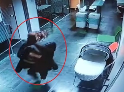 Si finge infermiera e rapisce una neonata di un giorno. A casa c’erano già i vestitini e la festa