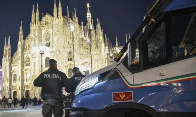 La ragazza molestata a Capodanno in piazza Duomo diceva la verità: sette i casi in totale. E un’altra coppia aggredita all’ora dell’aperitivo