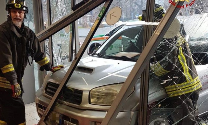 Sfonda con l’auto la vetrata del supermercato e investe una donna che sta facendo la spesa