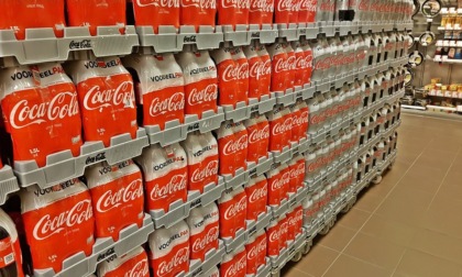 Coca Cola ritira migliaia di bottiglie in tutta Europa: i Paesi coinvolti