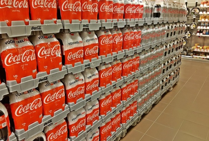 Coca Cola ritira migliaia di bottiglie in tutta Europa: i Paesi coinvolti