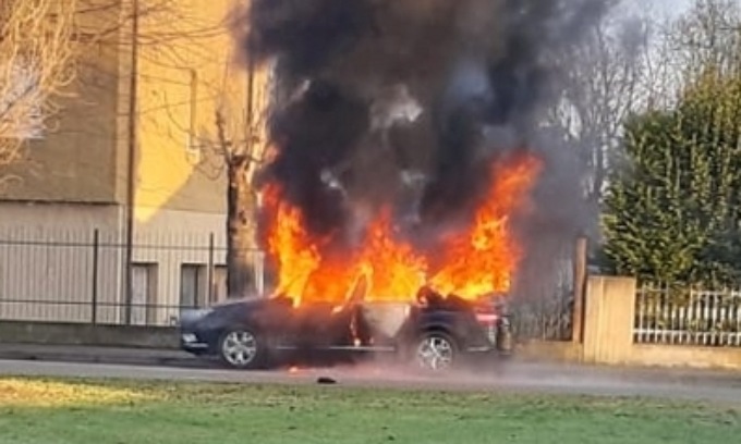 Trova l’auto della moglie in strada e le dà fuoco, ma resta ustionato