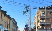 Si ferma al passaggio a livello, la sbarra solleva la sua bici in aria