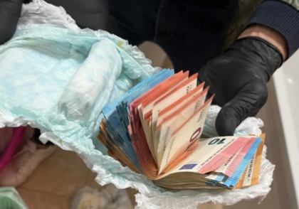 Lo spacciatore che nasconde migliaia di euro nei pannolini della nipotina