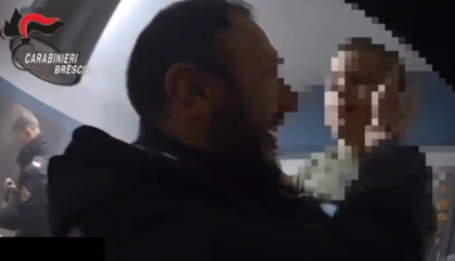 Mamma resta chiusa fuori casa mentre dentro scoppia un incendio. Il video del salvataggio dei figli piccoli