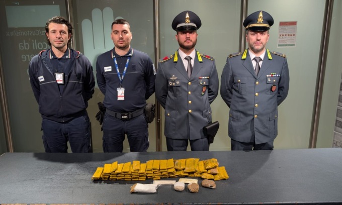 In aeroporto con più di sei chili di merendine, ma dentro al posto dei dolcetti c’è… l’eroina