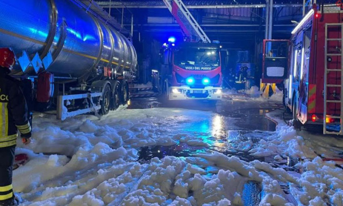 Esplosione in un'azienda chimica nel Milanese: tre gli operai feriti