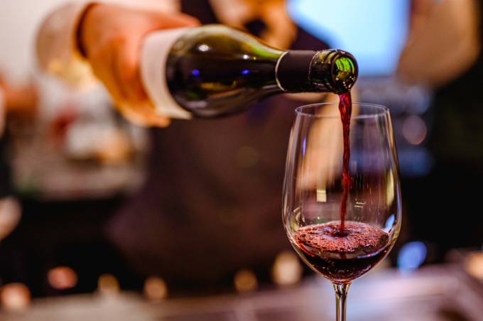 Nuovo codice della strada, dimezzato il consumo di vino: e allora il ristorante… ti riporta a casa lui