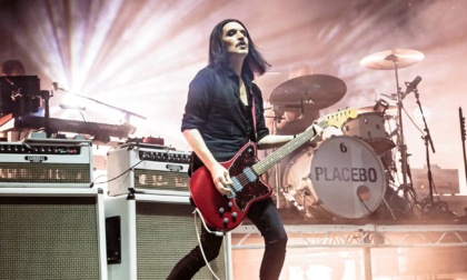 Brian Molko dei Placebo a processo, nel 2023 insultò Meloni durante un concerto a Torino