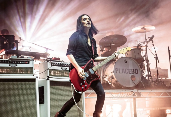 Brian Molko dei Placebo a processo, nel 2023 insultò Meloni durante un concerto a Torino