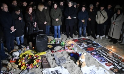 Due anni fa la strage di Cutro, veglia sulla spiaggia dove persero la vita 94 profughi