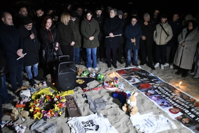 Due anni fa la strage di Cutro, veglia sulla spiaggia dove persero la vita 94 profughi