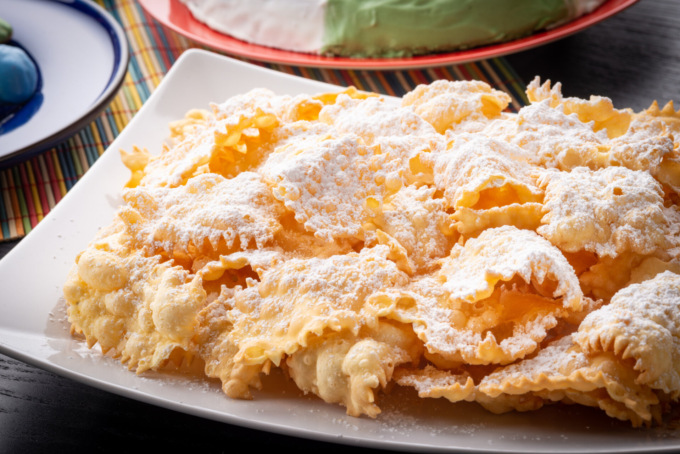 Quanto costano i dolci di Carnevale: prezzi aumentati tra il 5 e il 7%. Per un chilo di chiacchiere si spende fino a 60 euro