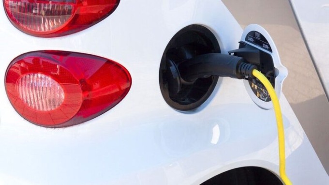 Auto elettriche, indagine su BYD, Stellantis, Tesla e Volkswagen per le informazioni su autonomia e batterie