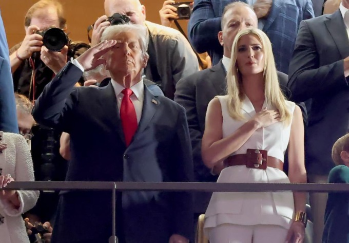 Al Super Bowl arriva Trump e sparisce la scritta “Stop razzismo”, fischiata la “pasionaria” Taylor Swift