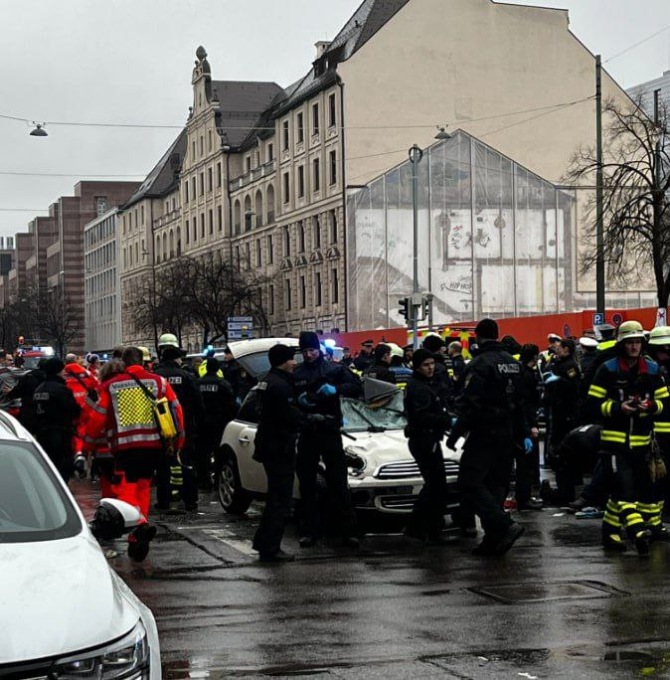 Auto sulla folla a Monaco, morte una mamma e la figlia di 2 anni