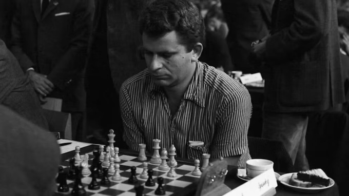 È morto Boris Spasskij, leggenda degli scacchi: nel 1972 fu protagonista della “sfida del secolo”