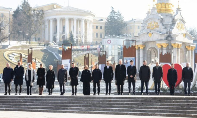 Terzo anniversario guerra, i vertici Ue a Kiev. Zelensky chiede garanzie agli Usa: “Non mi sono offeso per Trump che mi dà del dittatore”