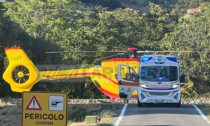 Cade da due metri mentre pota un albero e muore. In fin di vita anche un altro taglialegna