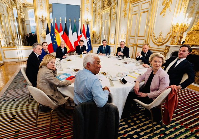 A Parigi Ue compatta su appoggio a Kiev, ma divisa sull’invio di truppe di peace keeping (Francia e Inghilterra a favore, Germania contro)