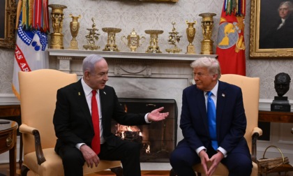Israele colpisce Doha, Trump si scusa. Meloni vicina al Qatar, Conte: “È terrorismo di Stato”