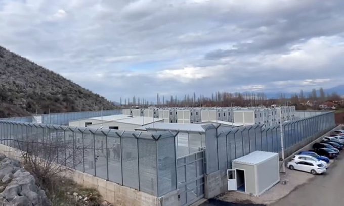 Licenziati i lavoratori dei centri migranti in Albania. Piantedosi: “Non resteranno vuoti”