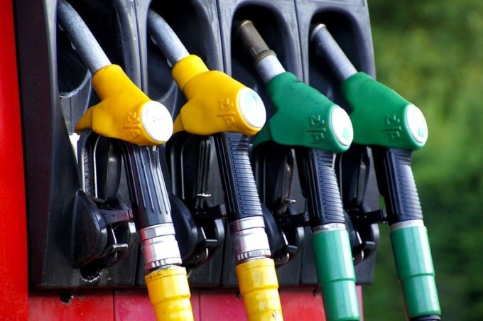 Prezzo della benzina in calo. Quanto costa oggi, venerdì 7 marzo 2025: i prezzi nei distributori italiani
