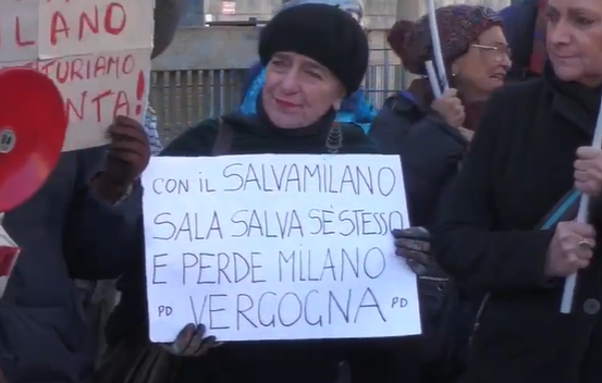 “Salva Milano”: il consiglio comunale dice sì. Proteste dentro e fuori dall’aula