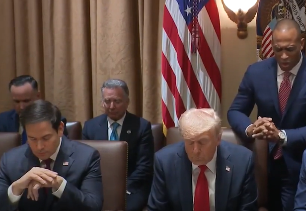 Trump: “L’Europa è nata per fregarci”, e alza i tassi d’ingresso ai prodotti Ue del 25%