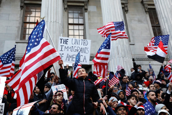 Trump crea il registro dei migranti irregolari, multa o carcere per chi non si fa schedare