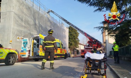 Operaio ferito da un muletto è in fin di vita. Due incidenti sul lavoro a Milano in poche ore