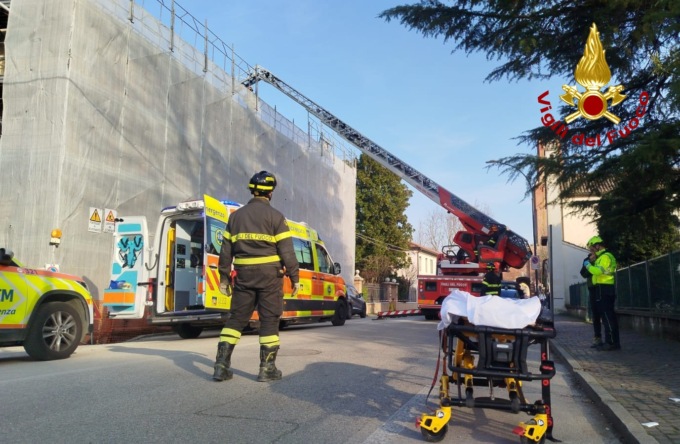 Operaio ferito da un muletto è in fin di vita. Due incidenti sul lavoro a Milano in poche ore