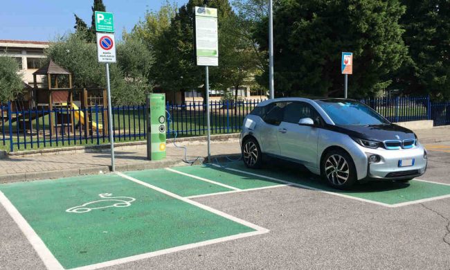 Auto elettriche dal 2035: la Ue ci ripensa