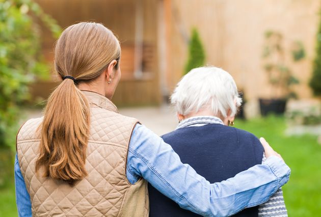 Colf e badanti, di quanto aumentano i contributi e gli stipendi nel 2025