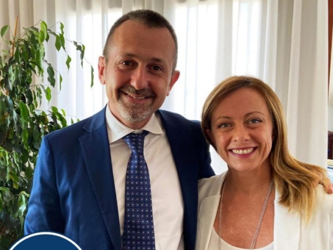 Sottosegretario alla Giustizia Delmastro condannato, Meloni: “Sconcertante”. Maggioranza: “Sentenza politica”