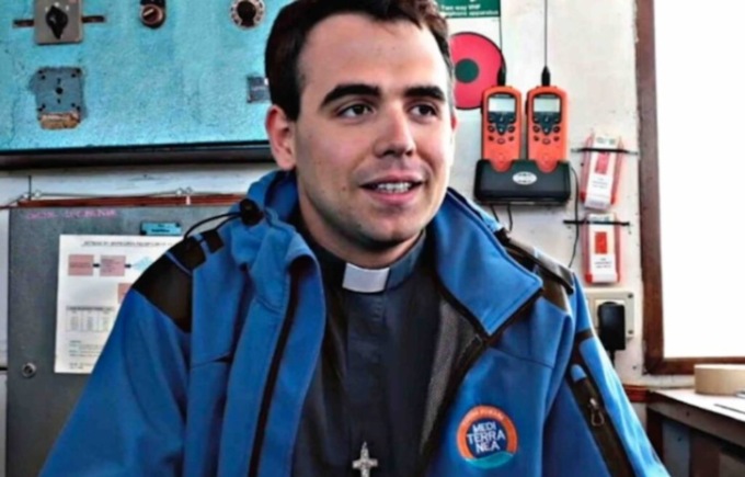 Spiato anche don Mattia, cappellano della nave salva-migranti della ong di Luca Casarini