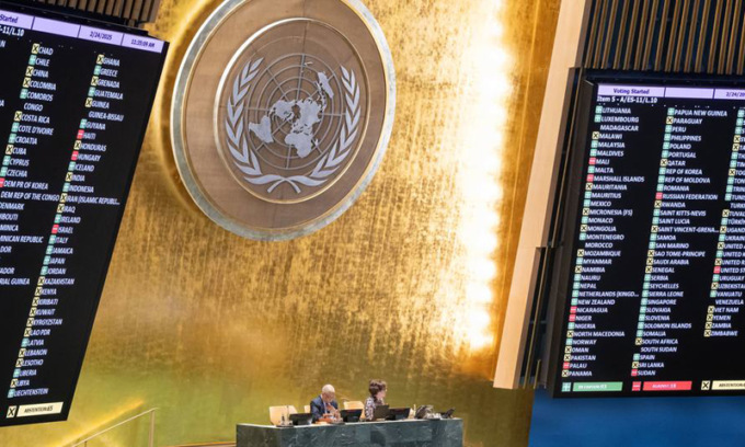 Usa e Russia all’Onu votano sì a una fine rapida del conflitto in Ucraina (e l’Ue si astiene)