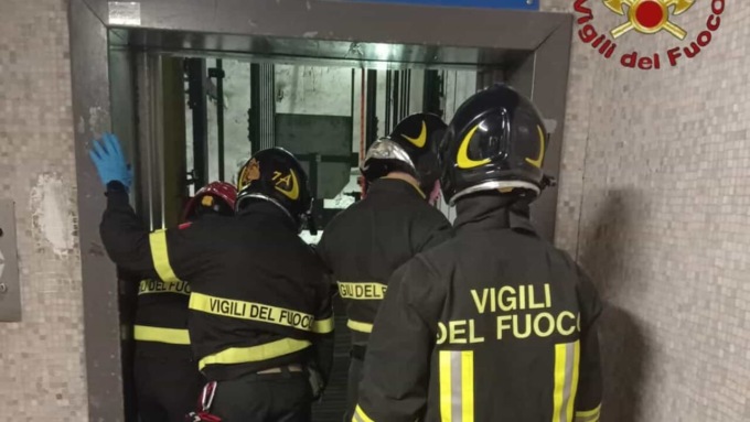Cede il tetto, operaio precipita da 15 metri e muore