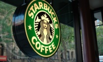 Starbucks licenzia 1.100 dipendenti: "Aspettate la mail a casa per sapere se ci siete anche voi"