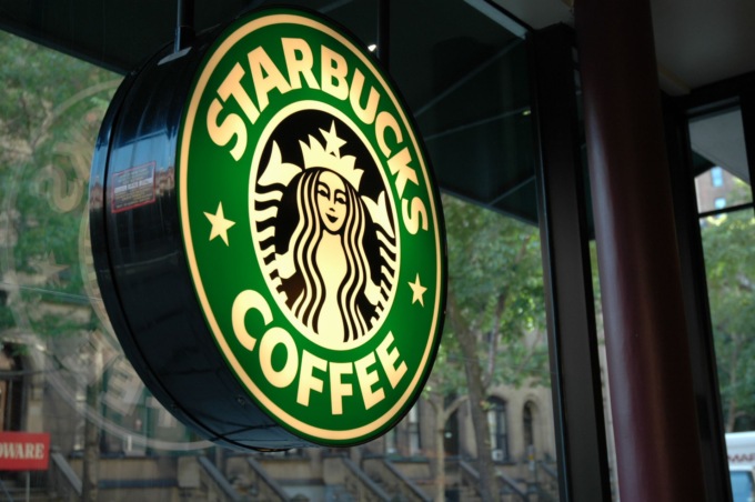 Starbucks licenzia 1.100 dipendenti: “Aspettate la mail a casa per sapere se ci siete anche voi”