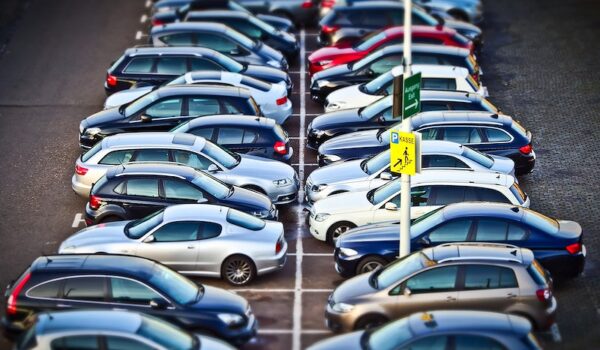 In Europa sprofonda l’automotive: immatricolazione diminuite del 2,6%. La spada di Damocle dei dazi Usa