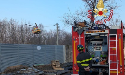 Precipitano dal cestello del mezzo e cadono da sei metri: feriti gravemente due operai di 70 e 42 anni