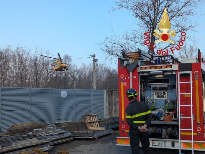 Precipitano dal cestello del mezzo e cadono da sei metri: feriti gravemente due operai di 70 e 42 anni